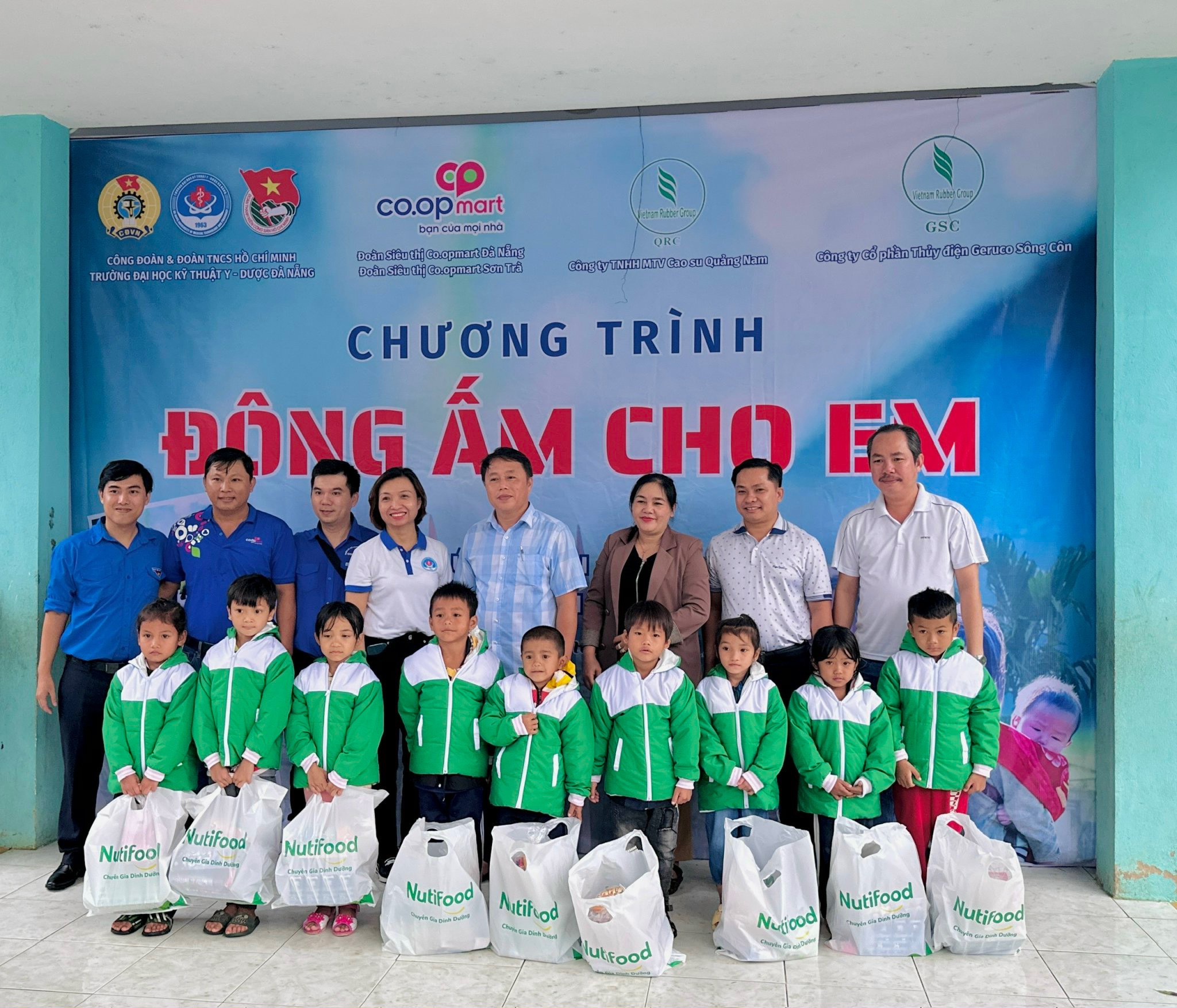 Công đoàn và Đoàn thanh niên Trường Đại học kỹ thuật Y - Dược Đà Nẵng đã tổ chức Chương trình “Đông ấm cho em” tại xã Trà Nú, huyện Bắc Trà My, tỉnh Quảng Nam